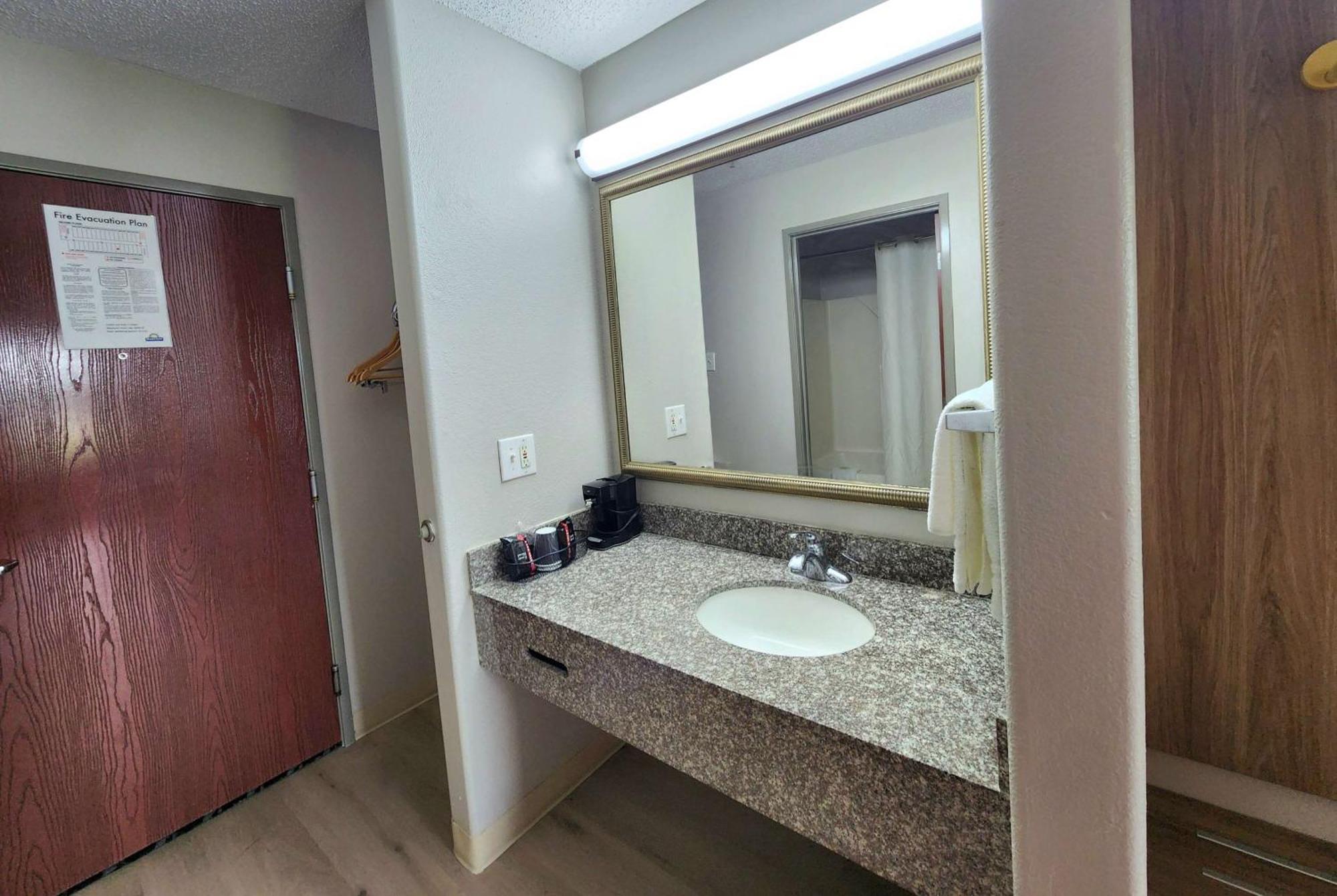 Days Inn By Wyndham Lafayette Scott Экстерьер фото