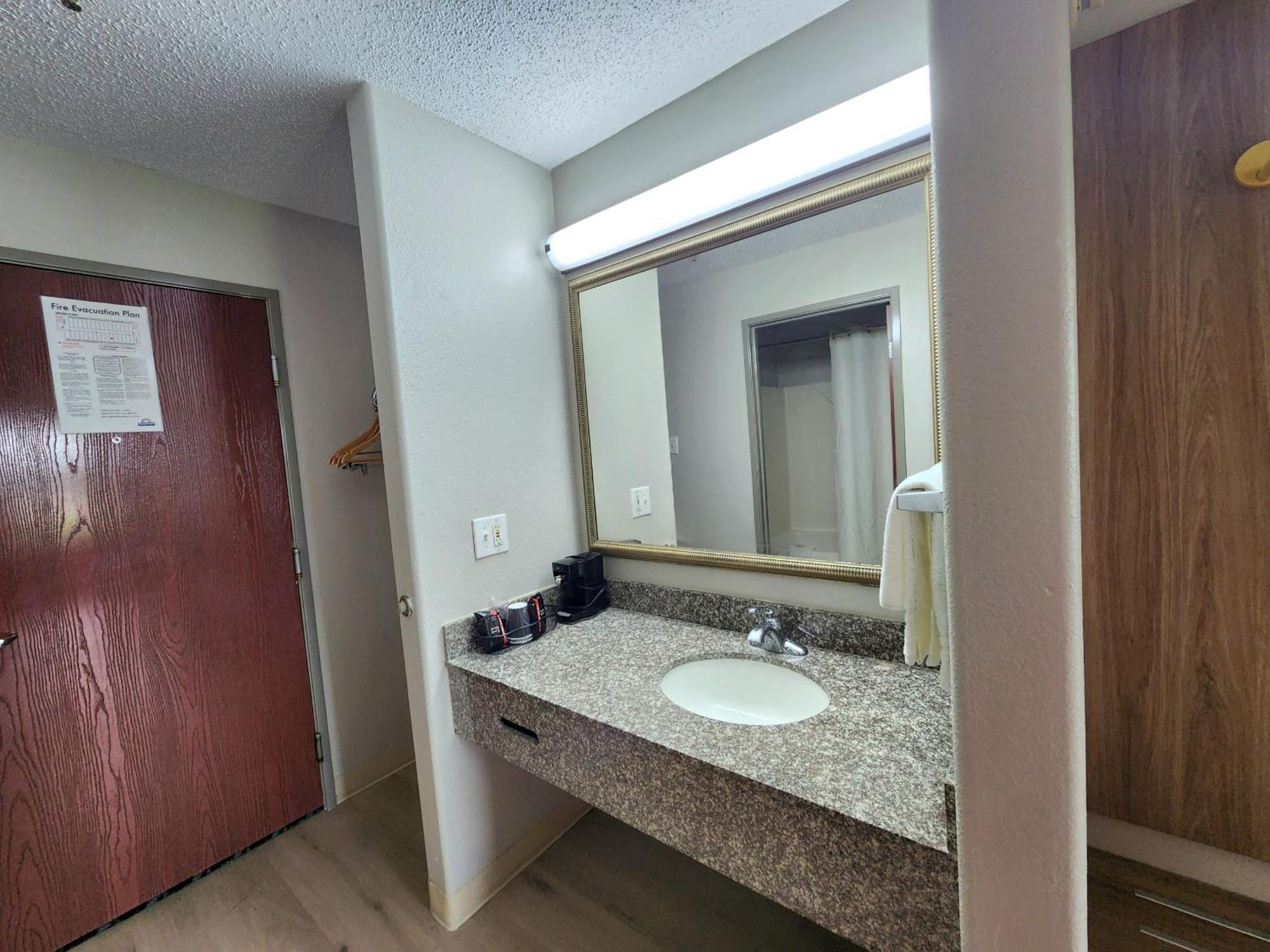 Days Inn By Wyndham Lafayette Scott Экстерьер фото
