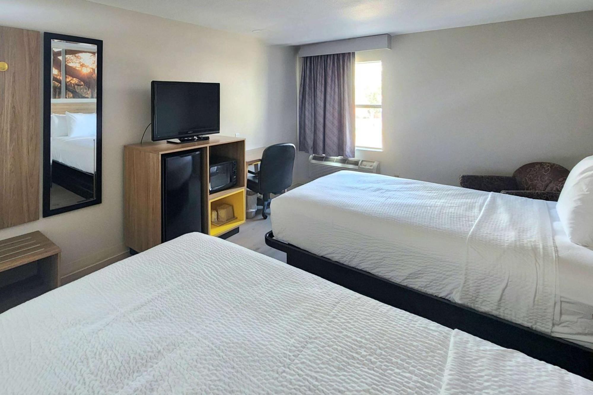 Days Inn By Wyndham Lafayette Scott Экстерьер фото